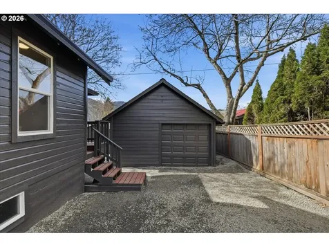 109 W Jefferson Street Bingen WA 98605