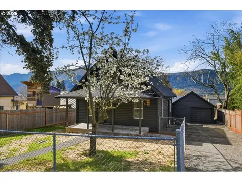 109 W Jefferson Street Bingen WA 98605