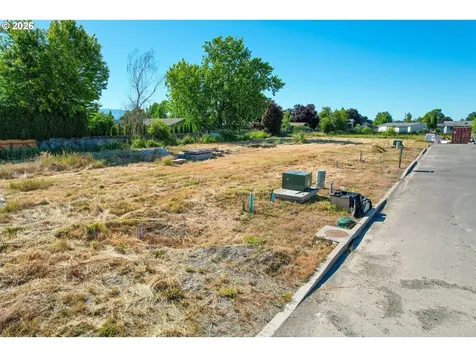 790 Monarch Way Harrisburg OR 97446