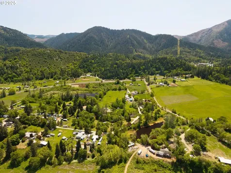 351 Pickett Lane Canyonville OR 97417