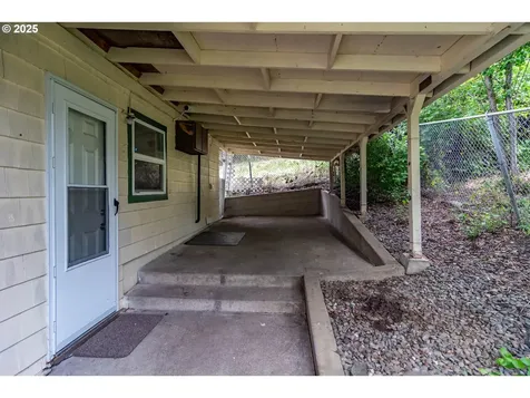 731 NE Casper Street Roseburg OR 97470