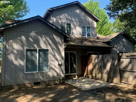 160/162 Victoria Court Roseburg OR 97471