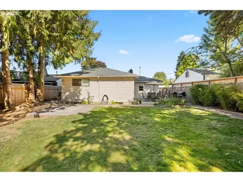 8618 NE Thompson Street Portland OR 97220