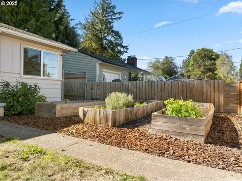 8618 NE Thompson Street Portland OR 97220