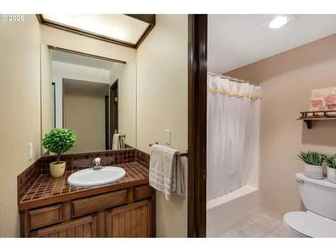 9825 SW Quail Post Road Portland OR 97219