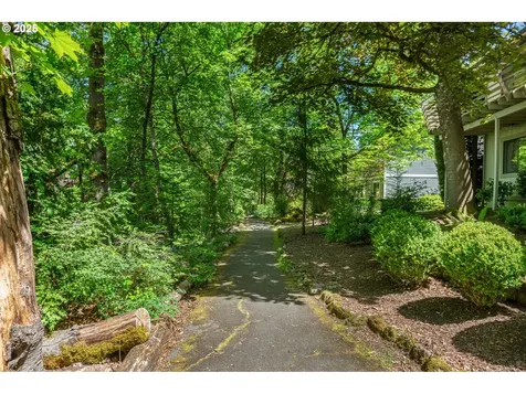 9825 SW Quail Post Road Portland OR 97219
