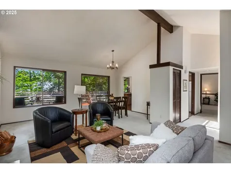 9825 SW Quail Post Road Portland OR 97219