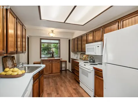 9825 SW Quail Post Road Portland OR 97219