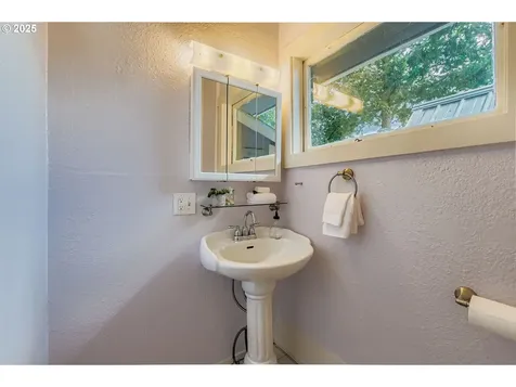 3833 SE Raymond Street Portland OR 97202