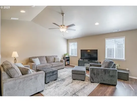 579 SE Vandenbosch Street Dallas OR 97338