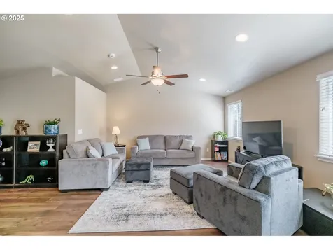579 SE Vandenbosch Street Dallas OR 97338