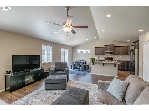 579 SE Vandenbosch Street Dallas OR 97338
