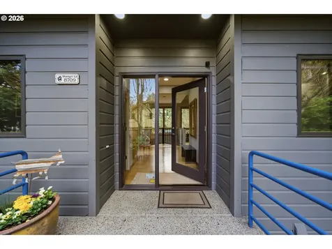 8709 SW 11th Avenue Portland OR 97219