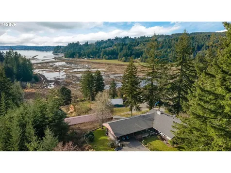 94532 Golf Course Lane North Bend OR 97459