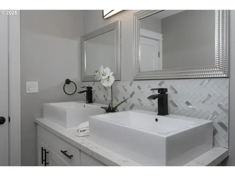 3817 NE 11th Avenue Portland OR 97212