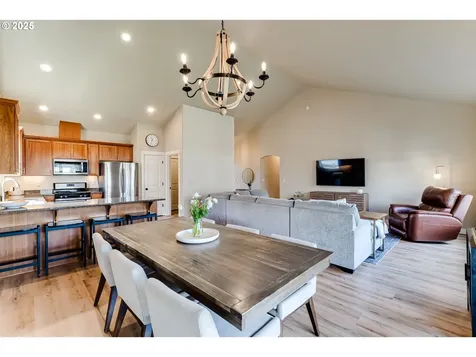 1082 Kaylee Avenue Junction City OR 97448