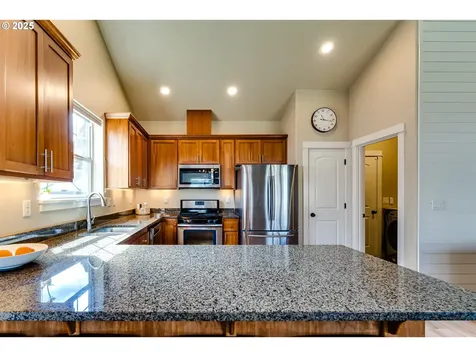 1082 Kaylee Avenue Junction City OR 97448