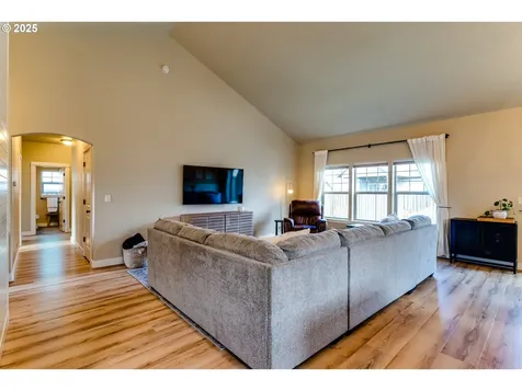1082 Kaylee Avenue Junction City OR 97448