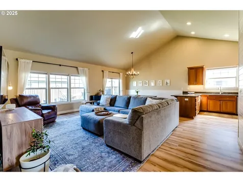 1082 Kaylee Avenue Junction City OR 97448