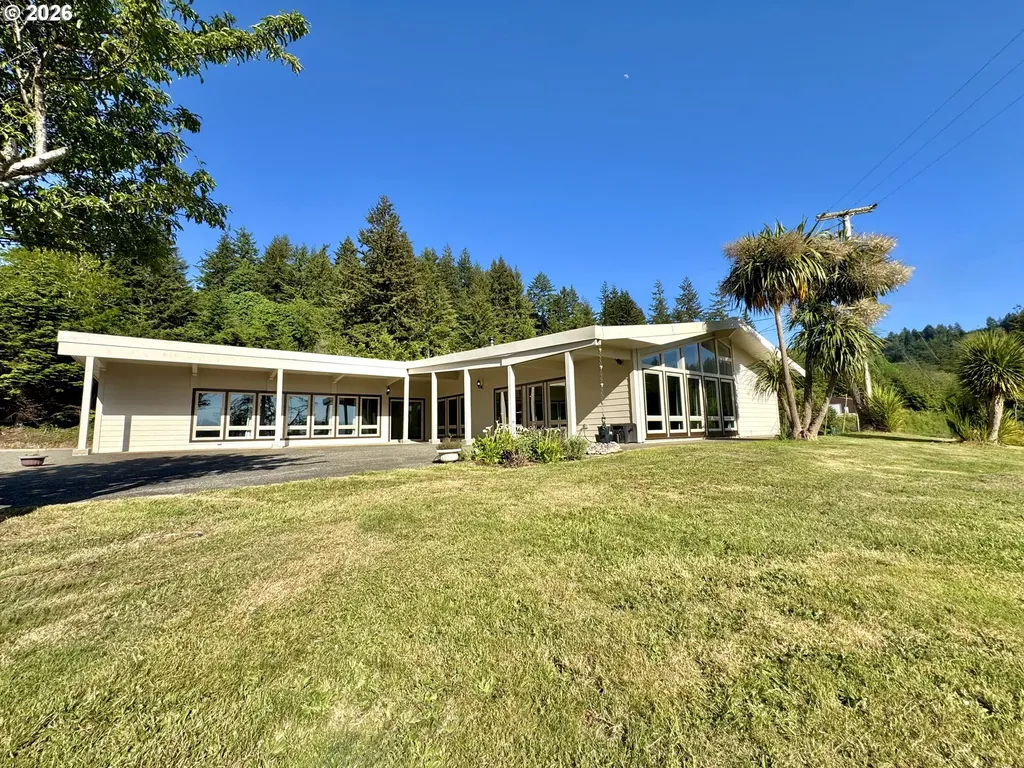 94475 Golf Course Lane North Bend OR 97459