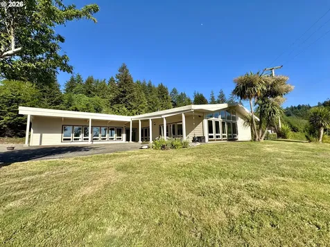 94475 Golf Course Lane North Bend OR 97459