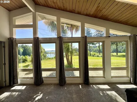 94475 Golf Course Lane North Bend OR 97459