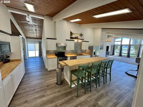 94475 Golf Course Lane North Bend OR 97459