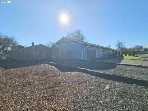 390 N 7th Place Harrisburg OR 97446