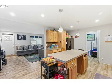 5217 Silver Loop NE Salem OR 97305
