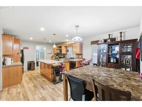 5217 Silver Loop NE Salem OR 97305