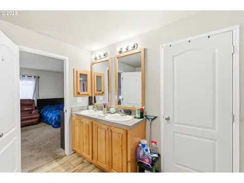 5217 Silver Loop NE Salem OR 97305