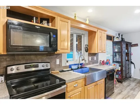 5217 Silver Loop NE Salem OR 97305