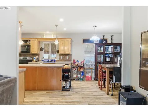 5217 Silver Loop NE Salem OR 97305