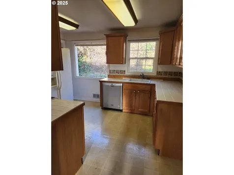941 Cascade Drive NW Salem OR 97304