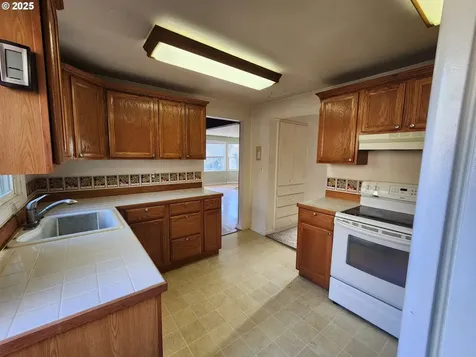 941 Cascade Drive NW Salem OR 97304