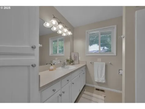 1635 Adkins Street Eugene OR 97401
