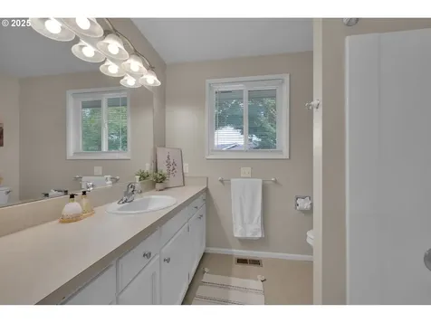 1635 Adkins Street Eugene OR 97401