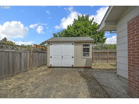 1635 Adkins Street Eugene OR 97401