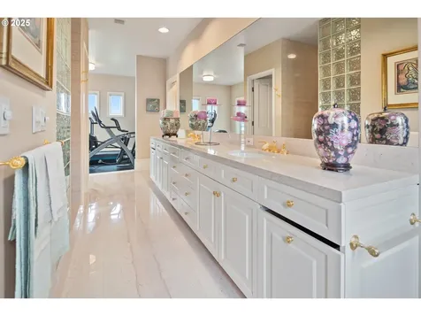 8703 SE Porter Circle Vancouver WA 98664