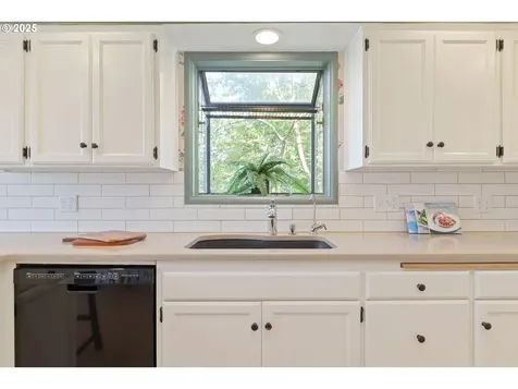 637 E 39th Place Eugene OR 97405