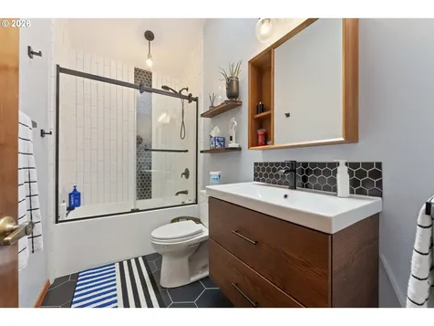 15643 NE Siskiyou Court Portland OR 97230