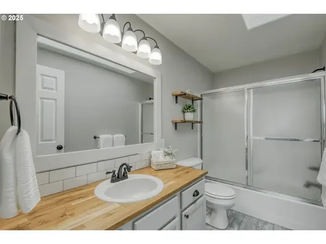6718 SE Henry Street Portland OR 97206