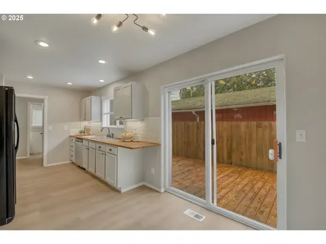 6718 SE Henry Street Portland OR 97206