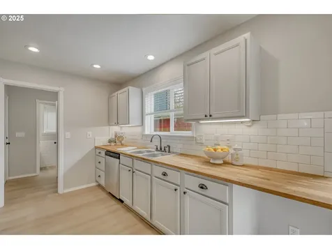 6718 SE Henry Street Portland OR 97206