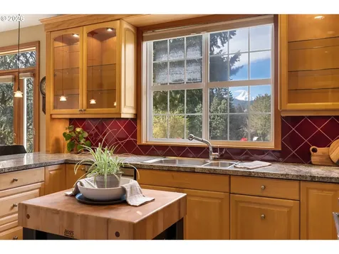 4050 Sylvester Drive Hood River OR 97031