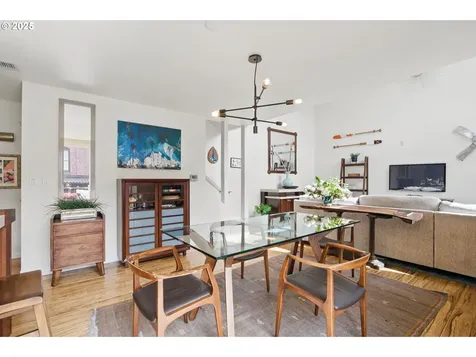 1009 NW Hoyt Street Portland OR 97209