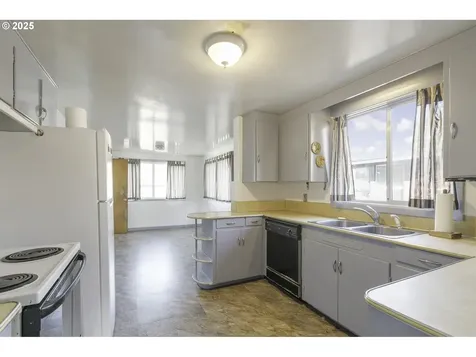 6131 SE 87th Avenue Portland OR 97266