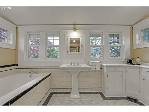 3259 NE Hoyt Street Portland OR 97232
