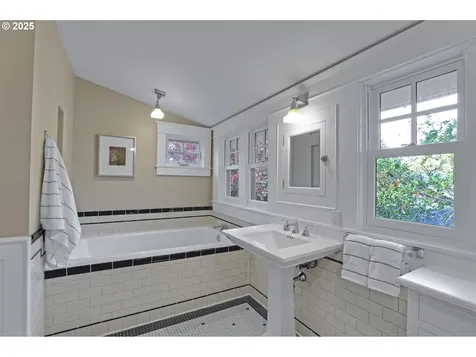 3259 NE Hoyt Street Portland OR 97232