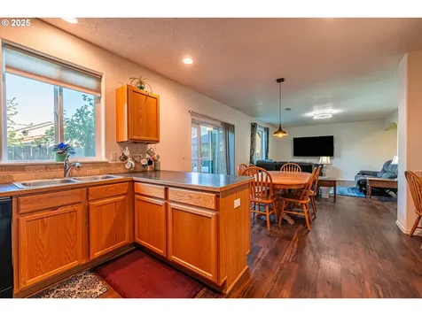1131 Veronica Lane Eugene OR 97404